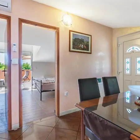 Apartament Cozy In With Wifi Poreč
