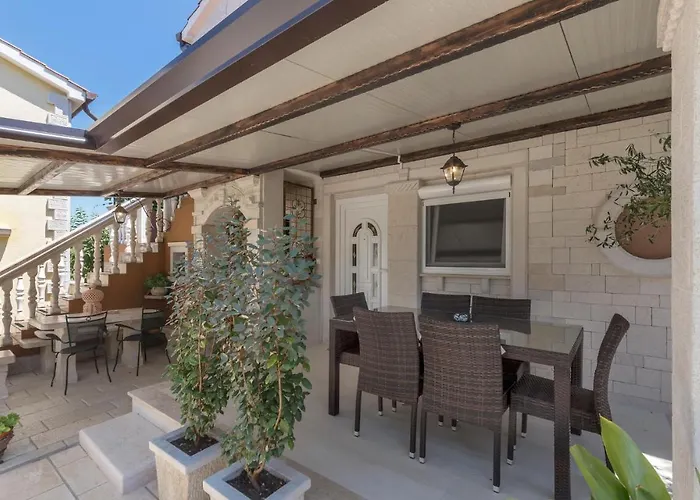 Beautiful Apartment In Porec Apartman