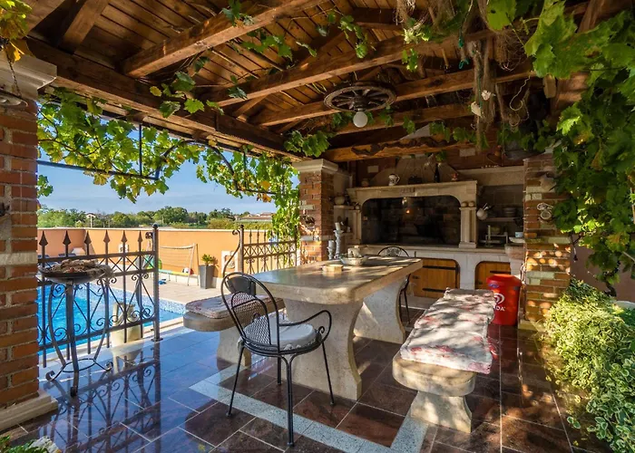 Beautiful Apartment In Porec Apartman